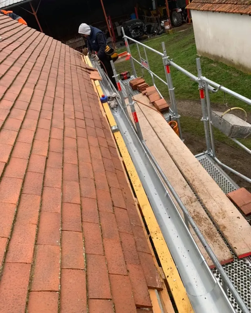 pose de gouttiere avec gdf couverture a saint-victor